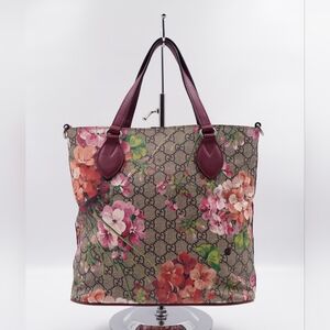 BZ33 💚 Gucci Soft GG Supreme Monogram Blooms